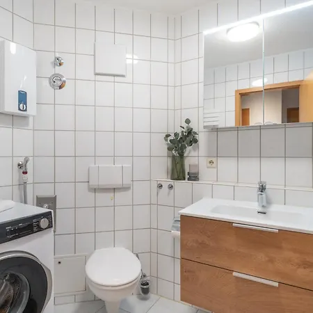 Benville - Terrasse Oder Balkon & Tiefgarage Inklusive - Ruhige Lage - Altstadt 5 Autominuten Appartement *