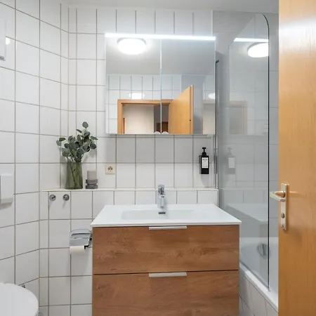 Benville - Terrasse Oder Balkon & Tiefgarage Inklusive - Ruhige Lage - Altstadt 5 Autominuten