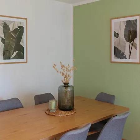 Benville - Terrasse Oder Balkon & Tiefgarage Inklusive - Ruhige Lage - Altstadt 5 Autominuten