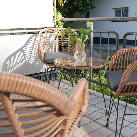 Benville - Terrasse Oder Balkon & Tiefgarage Inklusive - Ruhige Lage - Altstadt 5 Autominuten